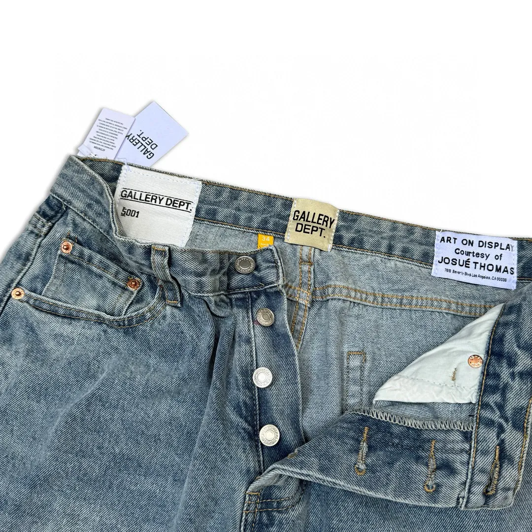 -Size upper body P246#G11 GALLERY DEPT. Denim bell-bottoms, washed and distressed spliced ​​jeans. GALLERY is attracted by these bell-bottoms. Whether it is a reset of Carhartt or Levis, it creates a strong brand style. Since these pants are modified from rare vintage, the production capacity is limited. Therefore, after many icons wore them, these pants were once hard to find. Later, perhaps due to the improvement of GD's business in the past two years and the expansion of production lines, the brand itself lowered the price, so I can't wait any longer for these pants this year and will definitely buy them. During the process of the denim washing plant, the owner of the washing plant helped introduce a boss who had worked for Levi's foundry and started his own business. This also paved the way for the following styles. Therefore, Levi's remodeled single product for the base plate is really familiar. Whether it is the fabrics supplied or the lathes used in production, there is nothing to choose from. -Color: blue -Size: S-XXL (corresponding to 28-36)